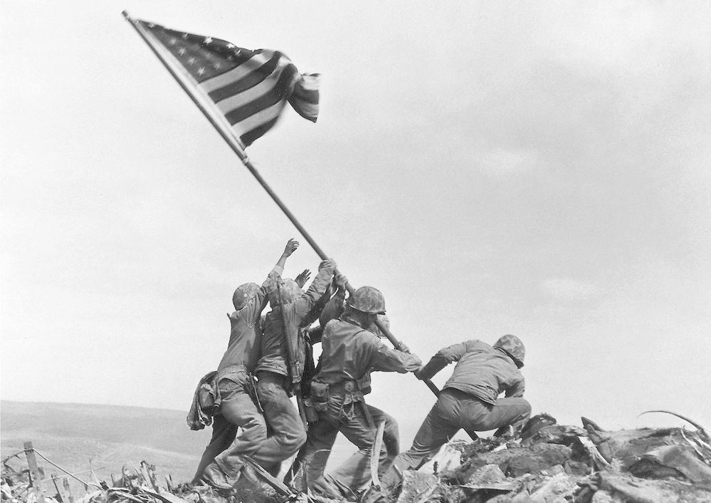 Soldater reiser et amerikansk flagg. Foto.