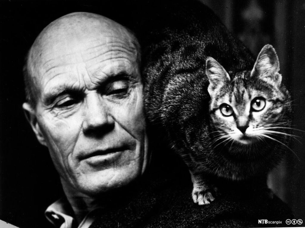 Portrett av mann med katt på skulderen. Foto.