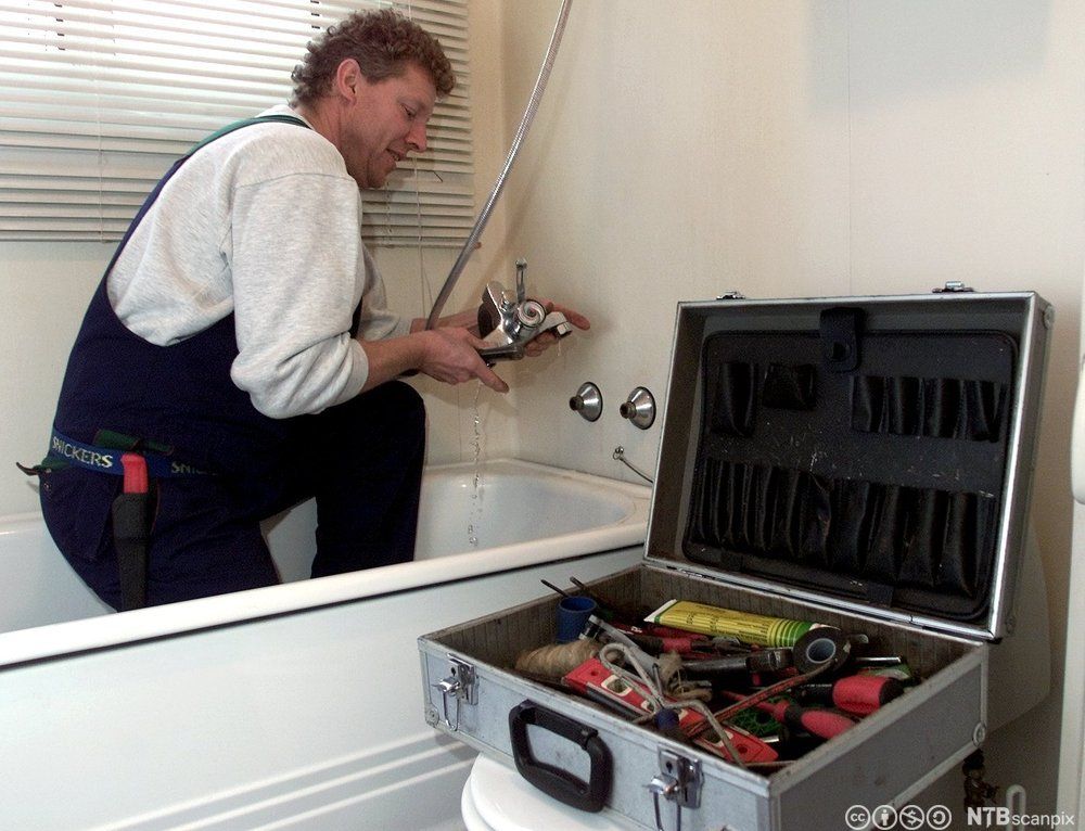 Rørlegger Rune Olsen i arbeid. Verktøy. Foto.