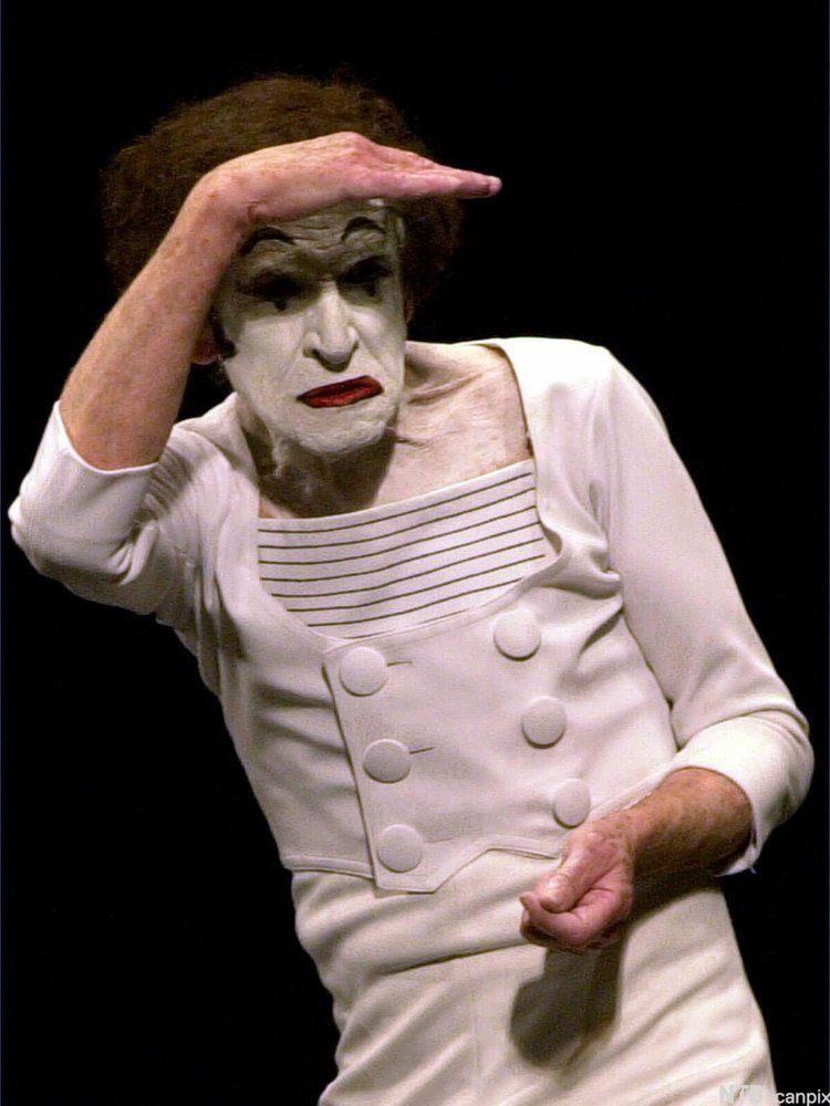 Fotografi av mimeren Marcel Marceau i kostyme.