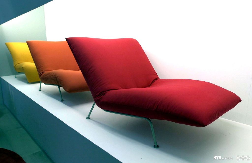 Fargerike lenestoler. Foto.