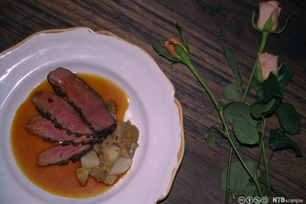 Fire skiver andebryst med eple, nepe, rabarbra og appelsinsaus. Foto.