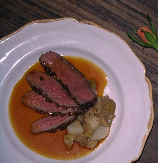 Fire skiver andebryst med eple, nepe, rabarbra og appelsinsaus. Foto.