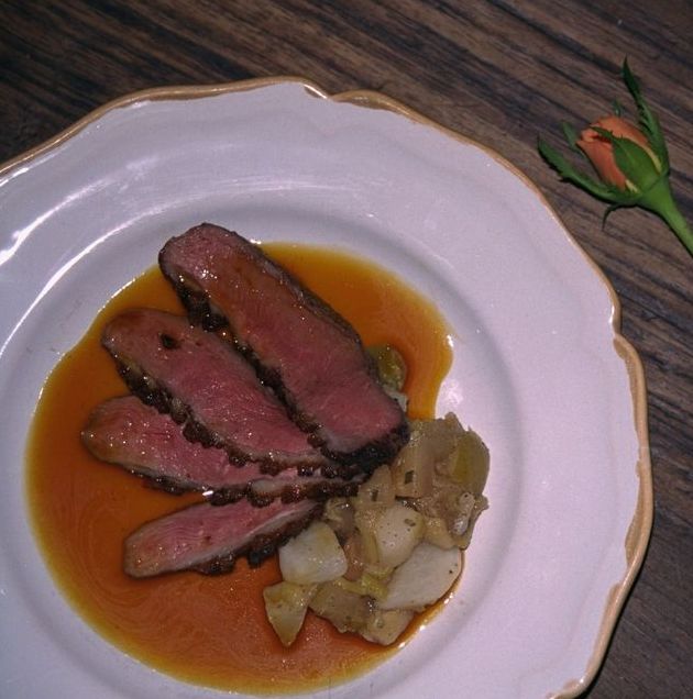 Fire skiver andebryst med eple, nepe, rabarbra og appelsinsaus. Foto.