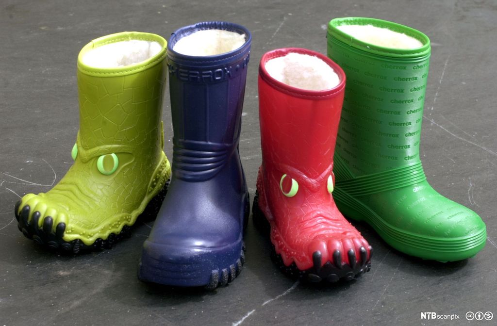 Fire cherrox-støvler på rad: en neongrønn, en mørk lilla, en rød og en signalgrønn. To av støvlene har spesialdesign med dyretrekk og dyreklør. Foto.