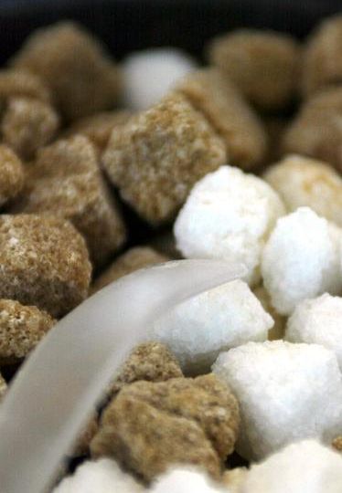 Brune og hvite sukkerbiter blandet. Foto.