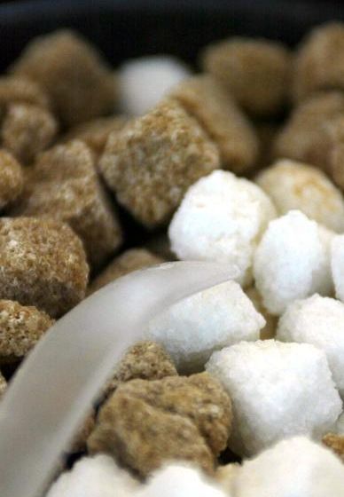 Brune og kvite sukkerbitar blanda. Foto.