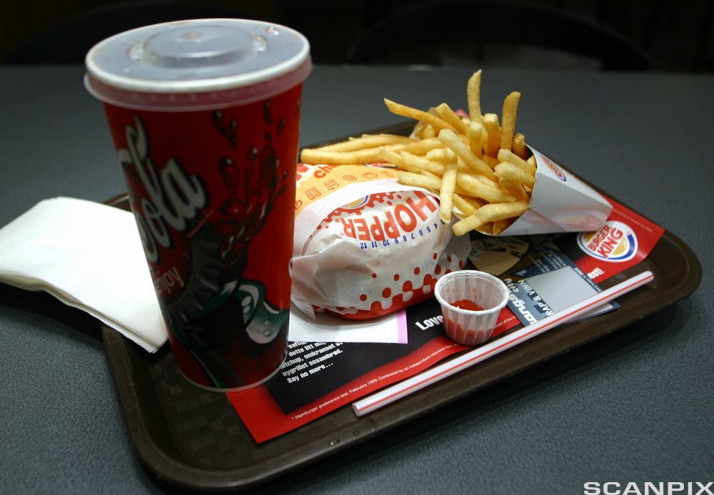 Hamburgere, bisseme-pearah jïh stoerre Coca-Cola-kåahpe. Guvvie.