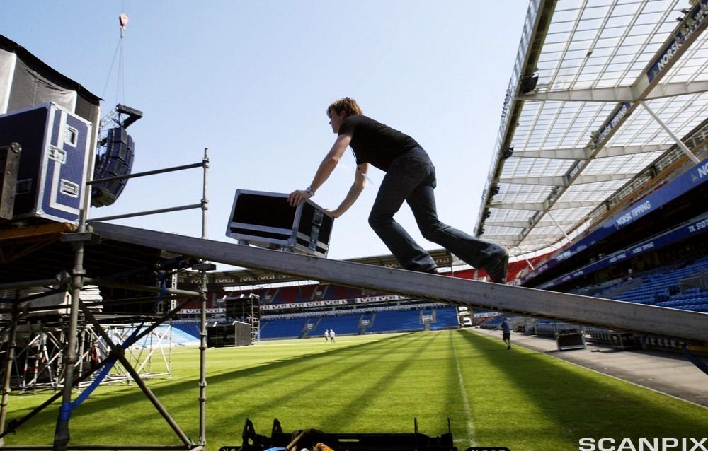 Rigging til AHA-konsert på en fotballstadion. Foto.