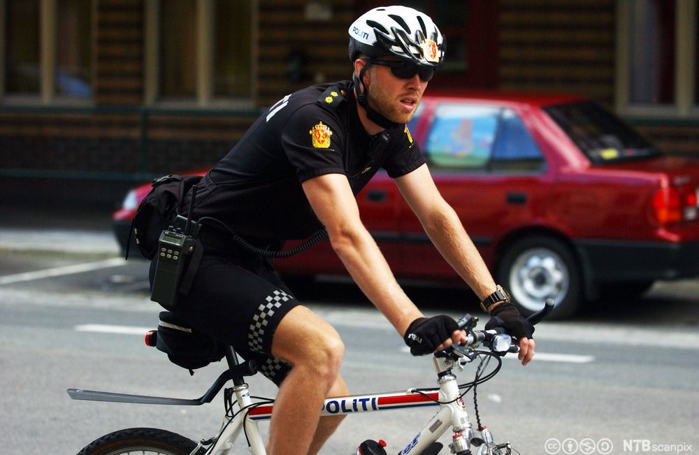 Politimann på sykkel. Foto.
