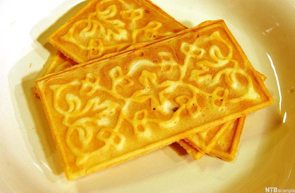 Goro-småkaker ligger på en tallerken. Foto.