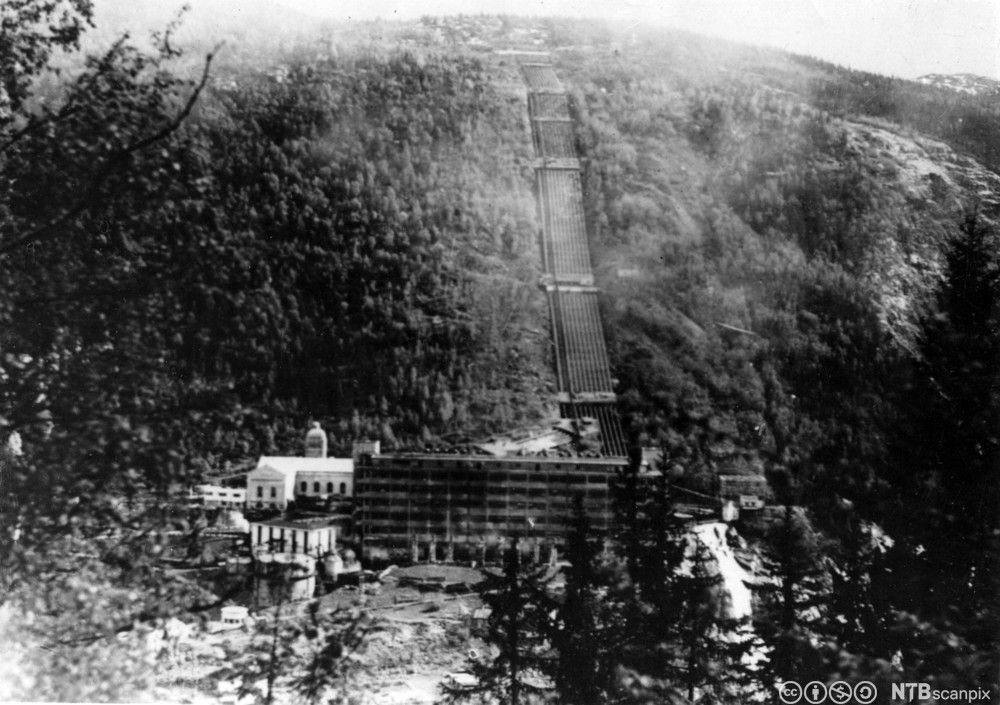 Sabotasjen mot tungtvannsfabrikken på Vemork ved Rjukan fant sted natt til 28 februar 1943. Produksjonen av tungtvann var av stor betydning for de tyske forsøk på å framstille atomvåpen. Her et bilde av fabrikken etter sabotasjen.