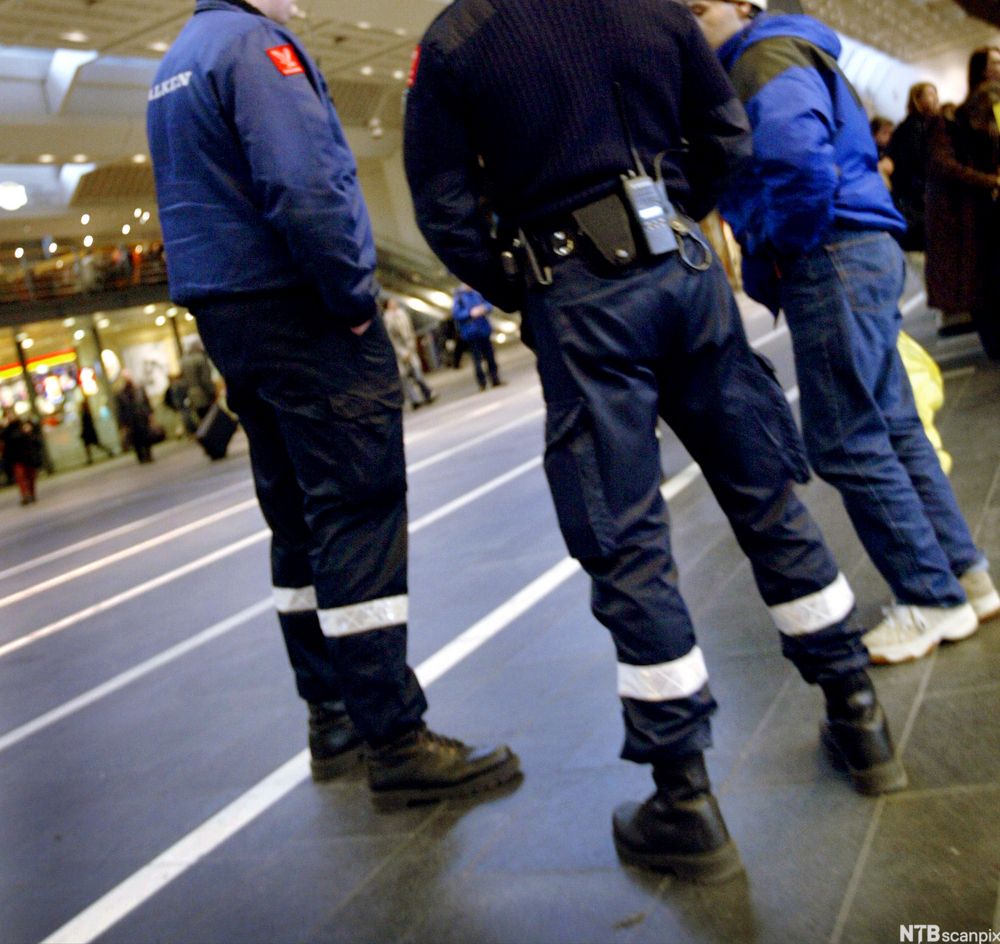 Vektere snakker med anonym person. Foto.