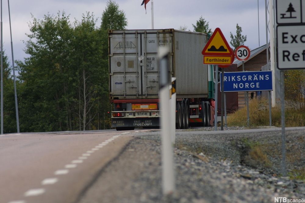 Lastebil som passerer grensen mellom Sverige og Norge. Foto.