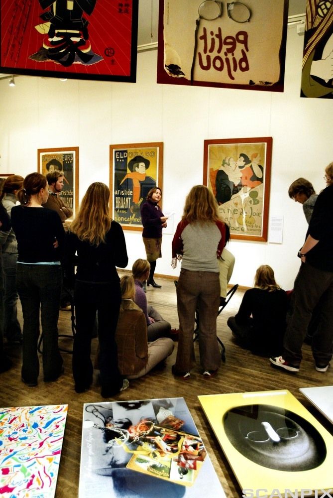 Omvisning på en plakatutstilling. Foto.