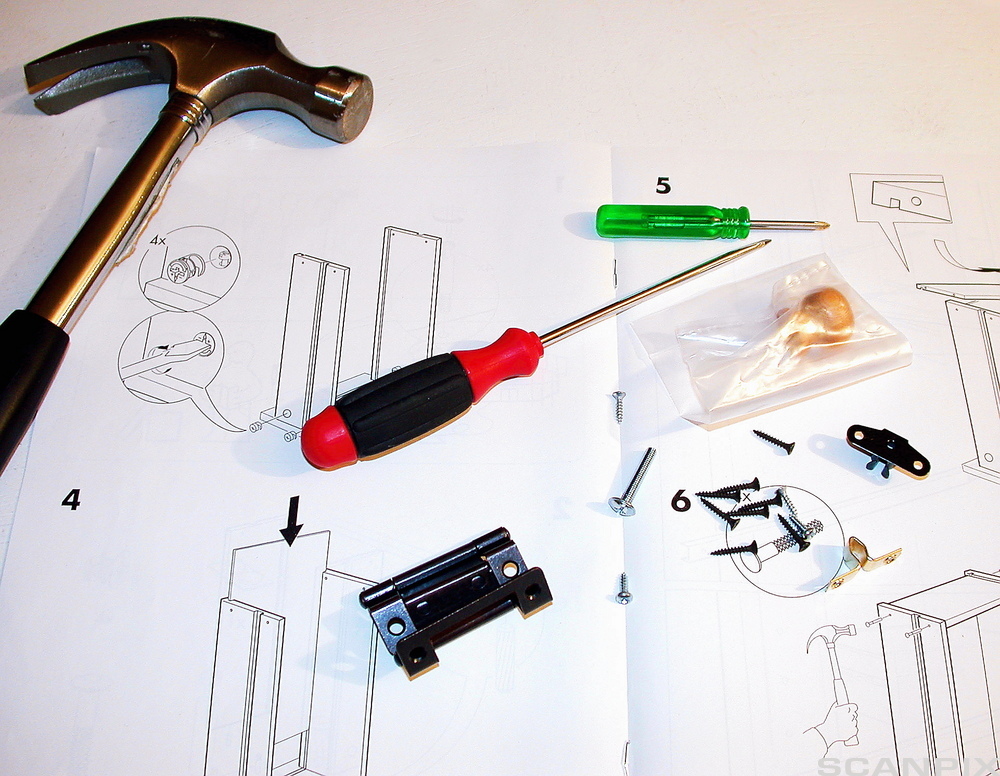 Bruksanvisning og verktøy for å montere flatpakkede møbler fra IKEA. Foto.