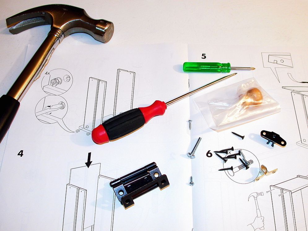 Bruksanvisning og verktøy for å montere flatpakkede møbler fra IKEA. Foto.