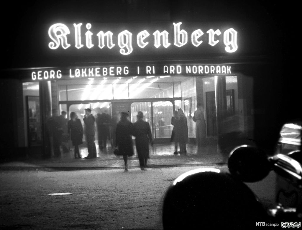 Lysreklame over inngangen til Klingenberg kino. Svart-kvitt foto.