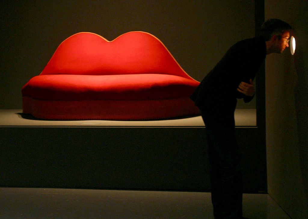 Salvador Dalís berømte Mae West-sofa, en rød sofa som ser ut som en kvinnemunn. Foto.