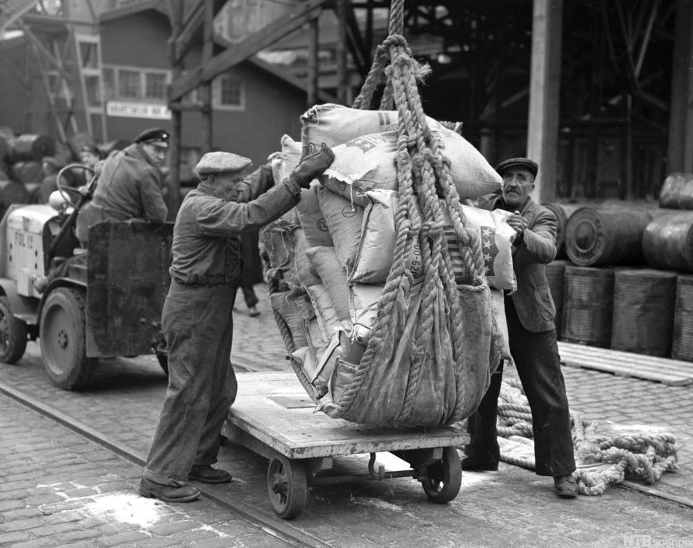 Havnearbeidere jobber med last og vinsj. foto.