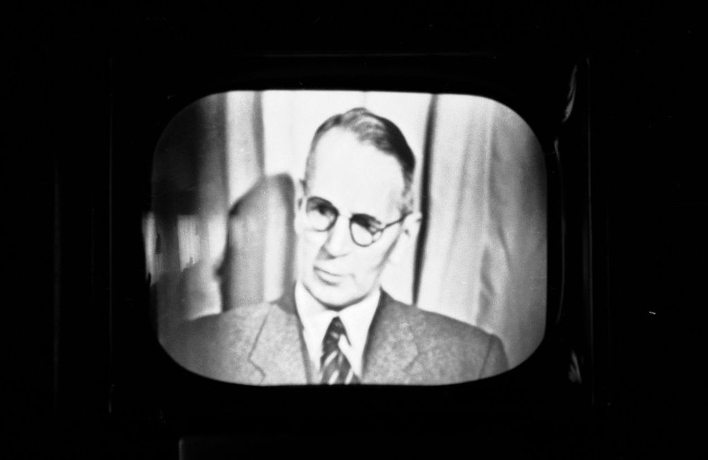 Kringkastingssjef Kaare Fostervoll åpner Norsk Rikskringkastings prøvesendinger for fjernsyn i 1954.