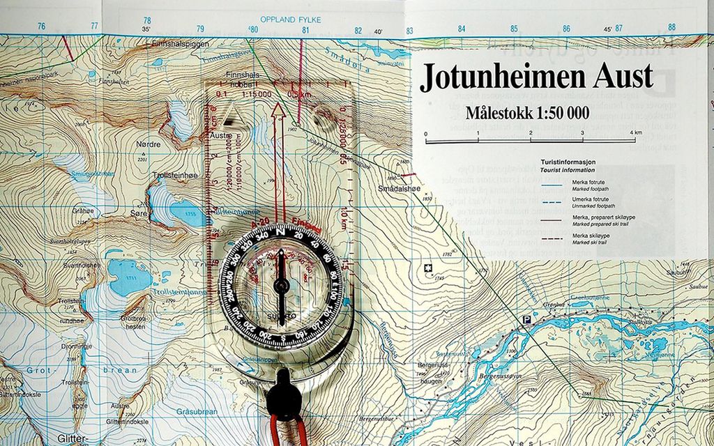 Kompass på kart over Jotunheimen. Foto.