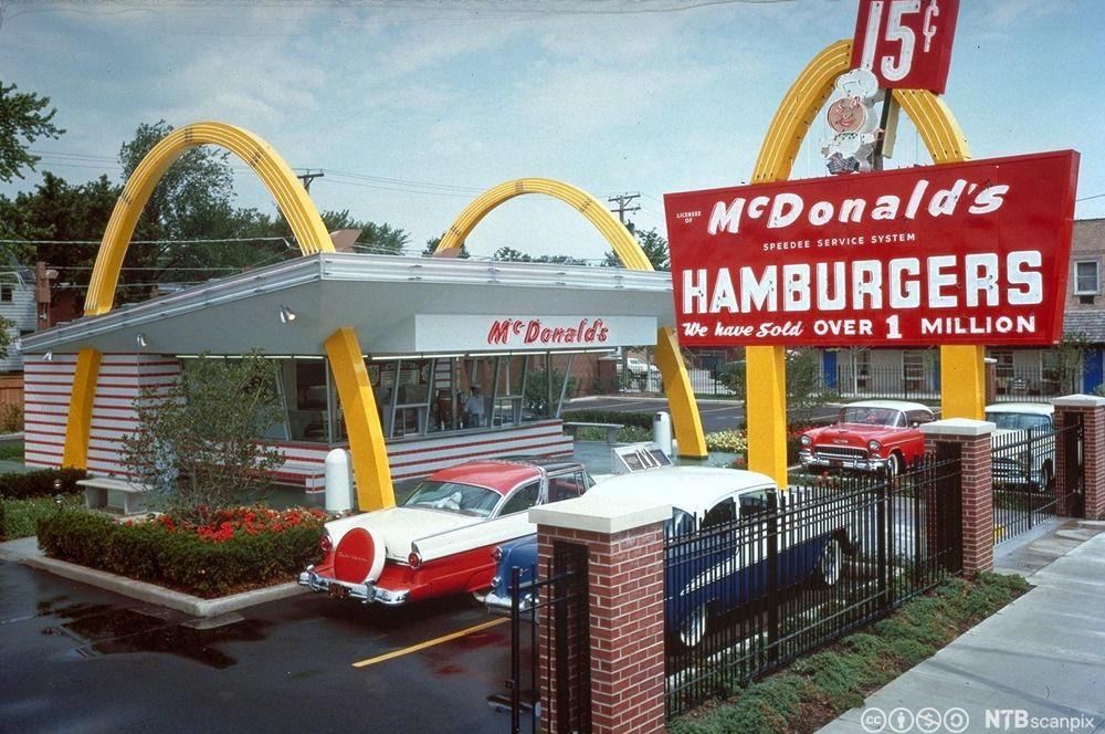 En McDonald's-restaurant på 1950-tallet i USA. Foto.