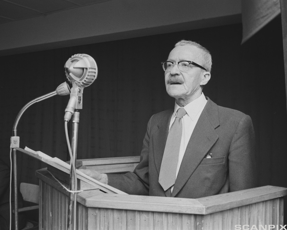 Arnulf Øverland på talerstol. Foto.
