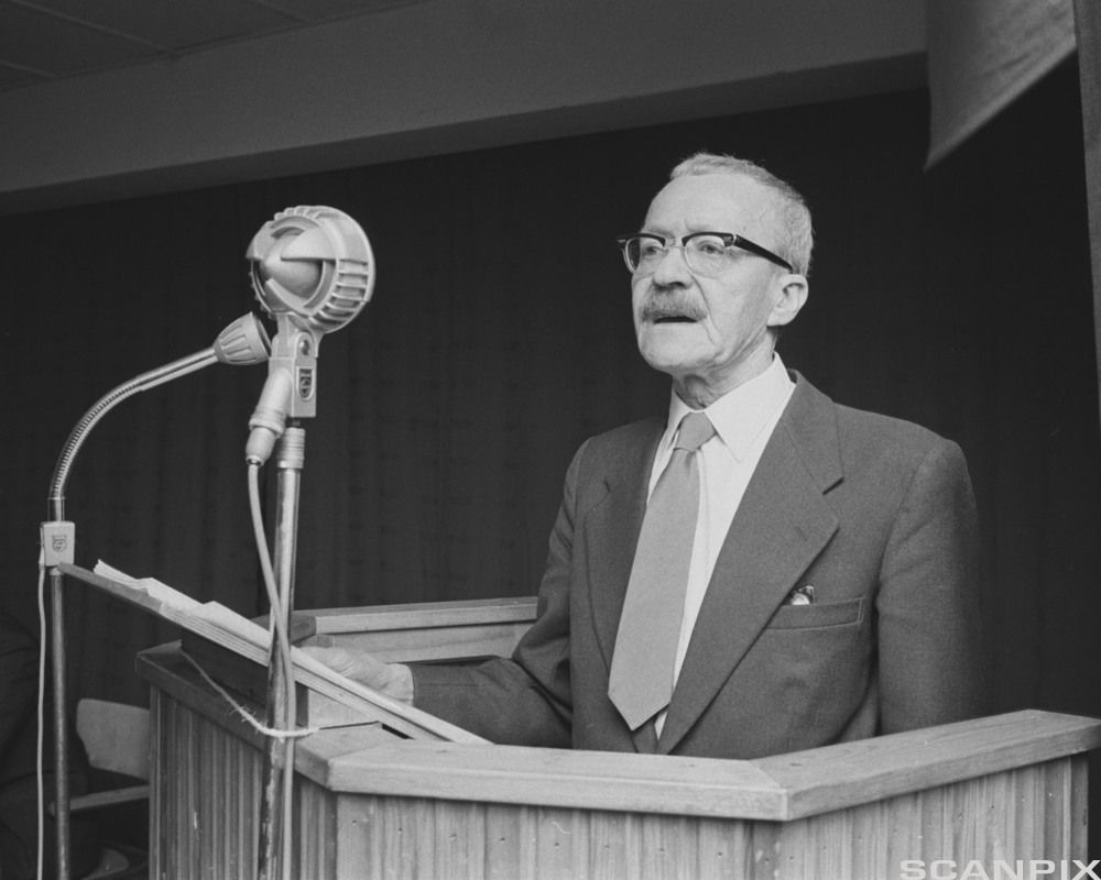 Arnulf Øverland på talerstolen. Foto.