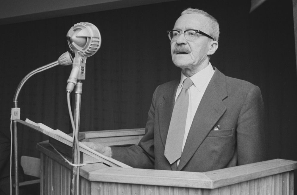 Arnulf Øverland på talerstol. Foto.
