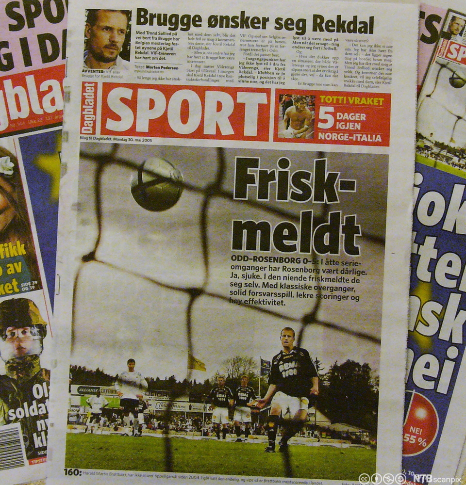 Forsiden på sportsdelen i ei trykket avis. Tittelen på hovedsaken er "Friskmeldt". Den er plassert over et bilde av en person som spiller fotball. Øverst er det en sak med tittelen "Brugge ønsker seg Rekdal" og et tilhørende portrettbilde av en mann. Foto.