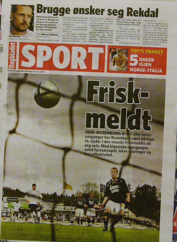Forsiden på sportsdelen i ei trykket avis. Tittelen på hovedsaken er "Friskmeldt". Den er plassert over et bilde av en person som spiller fotball. Øverst er det en sak med tittelen "Brugge ønsker seg Rekdal" og et tilhørende portrettbilde av en mann. Foto.