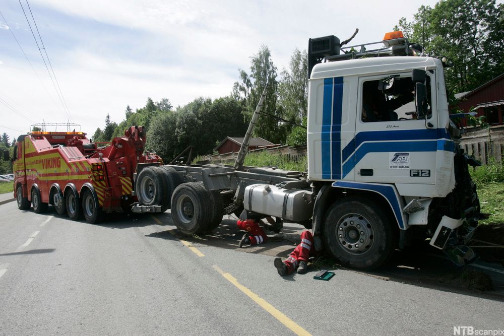 Bergingsbil forbereder sleping av lastebil. Foto.
