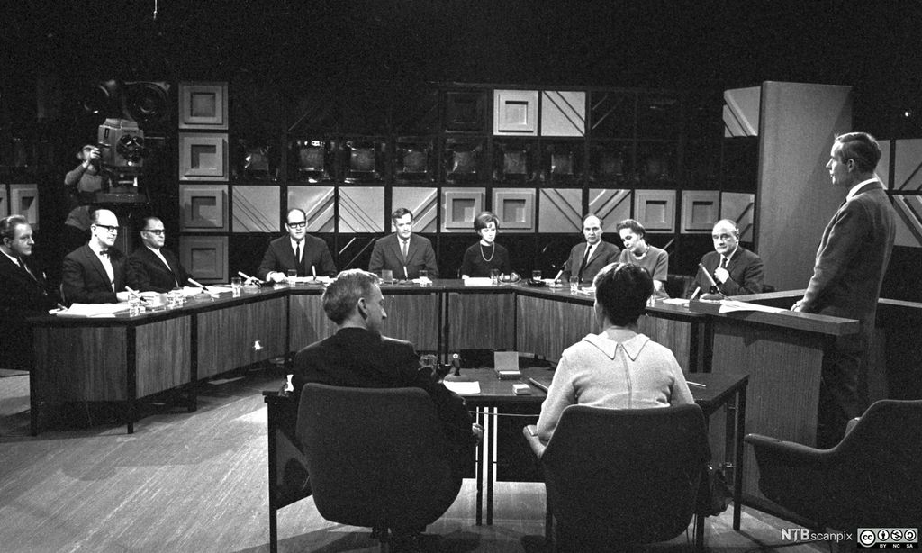 Ei gruppe menneske er samla til debatt i eit fjernsynsstudio. Foto.