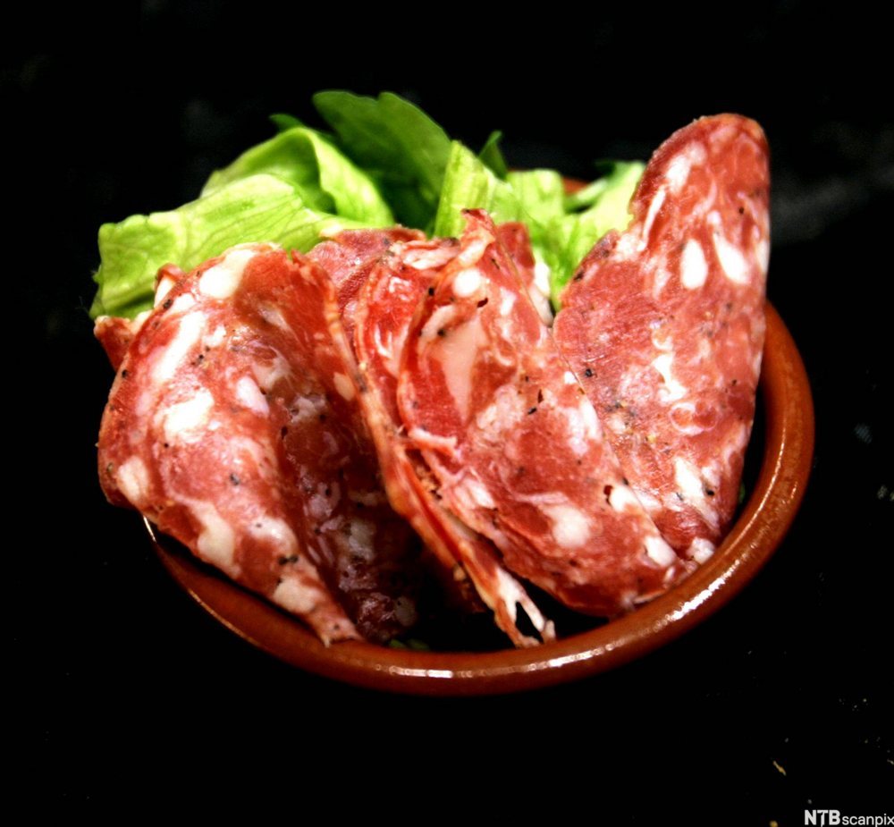 Tynne skiver av chorizopølse i en skål. Foto.