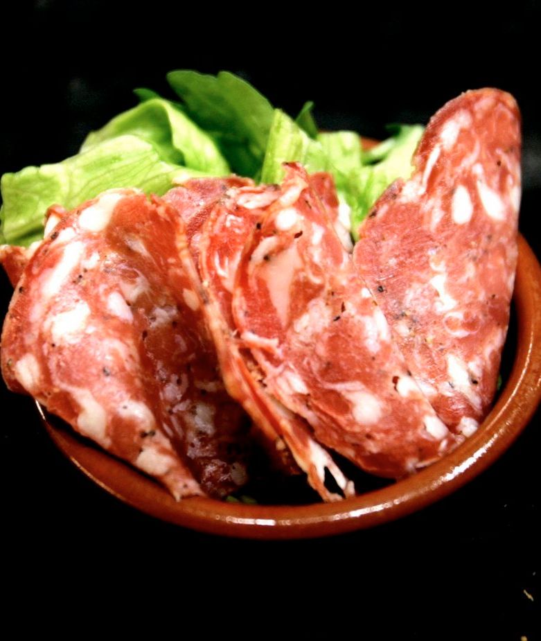 Tynne skiver av chorizopølse i en skål. Foto.