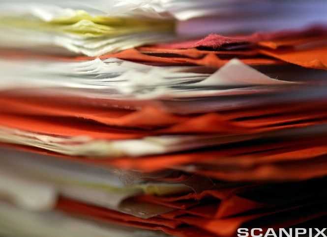 Rotete bunke med ark i forskjellige farger. Foto.