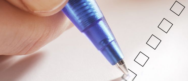 Checklist and a pen. Photo.