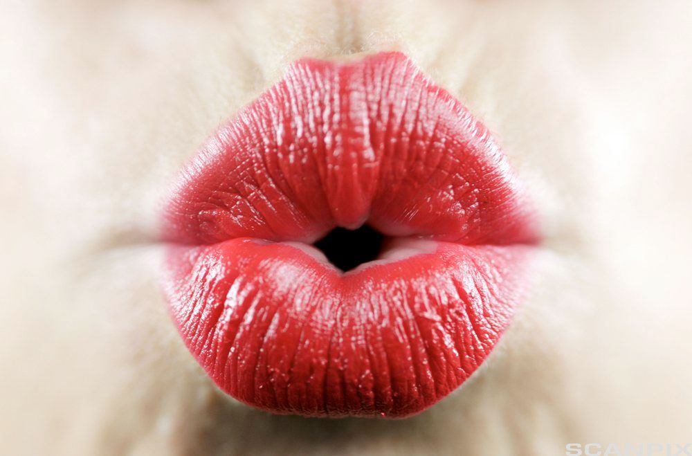 Nærbilete av trutmunn med raud leppestift. Foto.