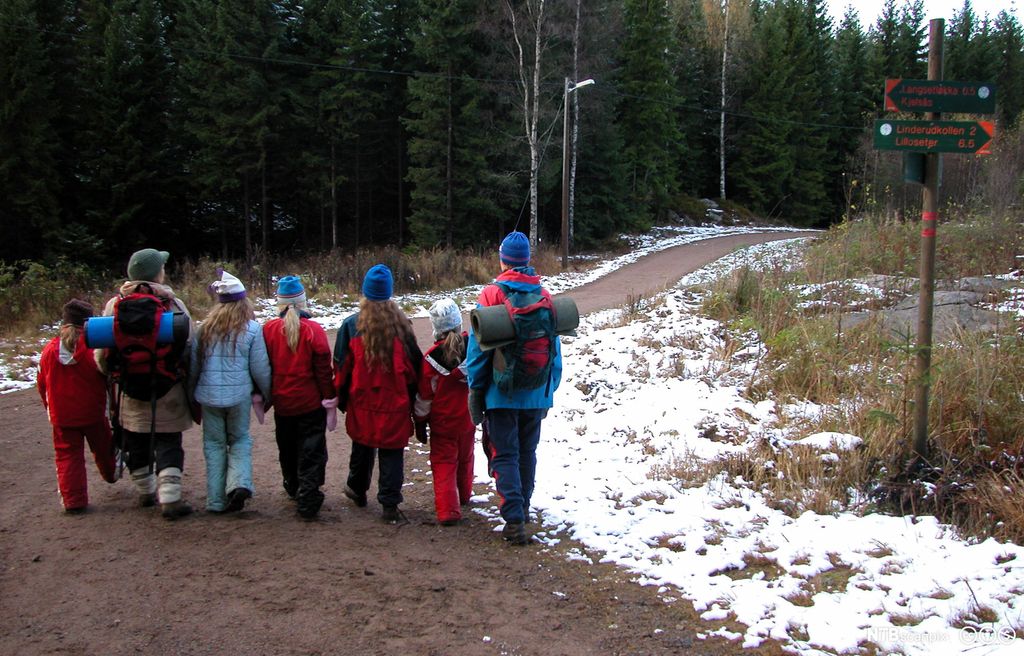 Barn og voksne på tur i naturen. Foto.