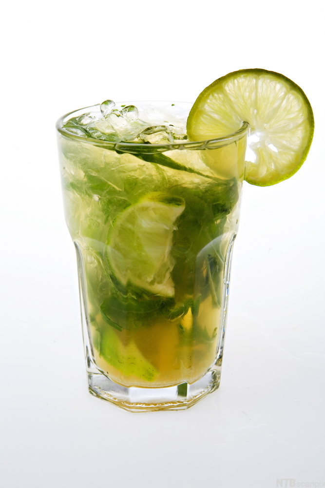 Et glass med mojito pyntet med ei limeskive. Foto.