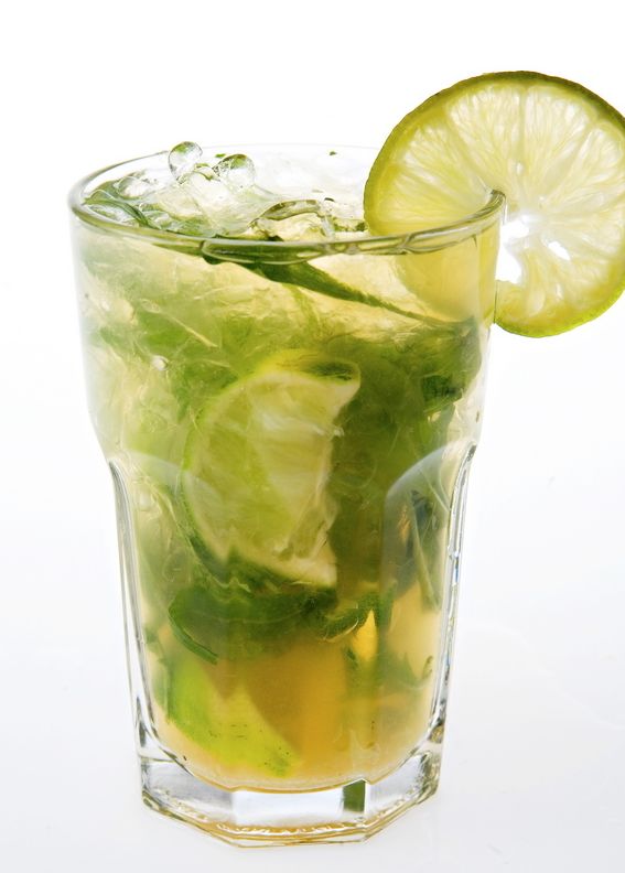 Et glass med mojito pyntet med ei limeskive. Foto.
