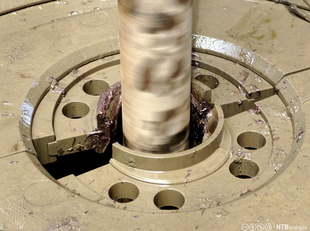 RKB er åpningen i boredekket der borestrengen går inn i brønnen. Foto.