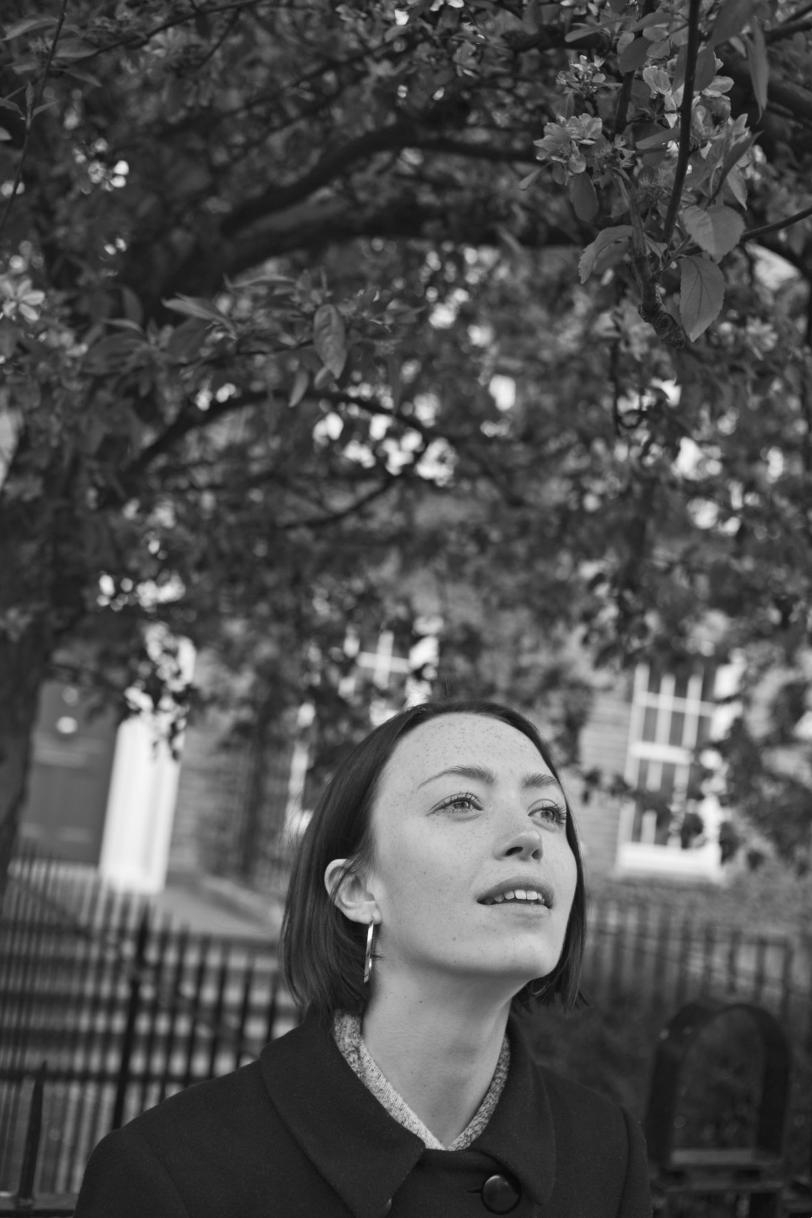 Ung jente med fregner og et stort smil. Foto.