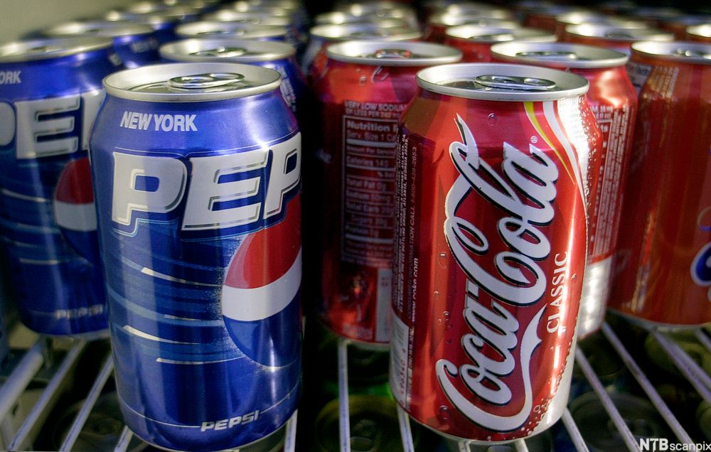 Boksar med Pepsi og Coca Cola ved sida av kvarandre. Foto. 