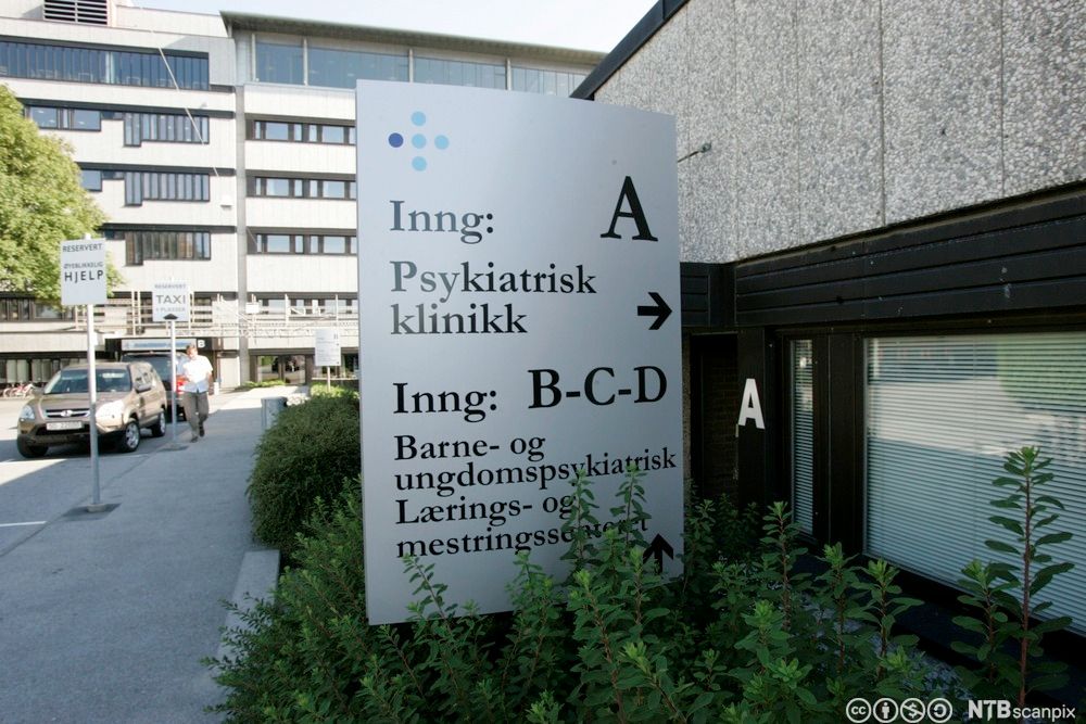 Skilt som forklarer hvor man finner ulike innganger til en psykiatrisk behandlingsinstitusjon. Foto.