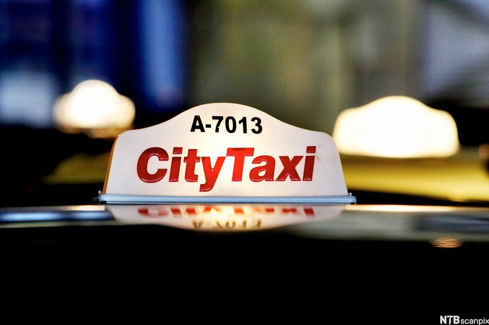 Bildet viser et taxiskilt. Foto.