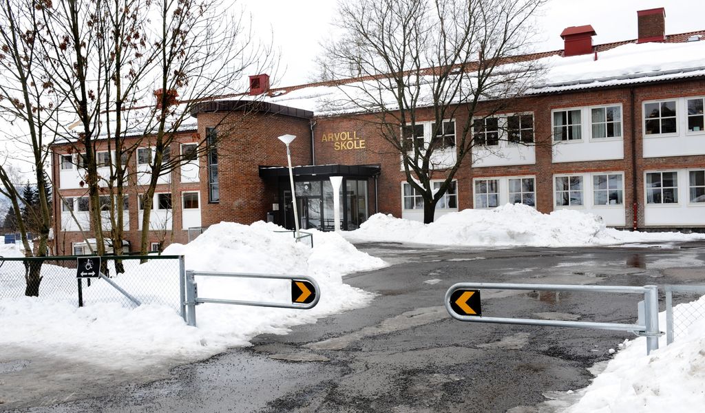 Bygg i to etasjer med mange vinduer. Foto.