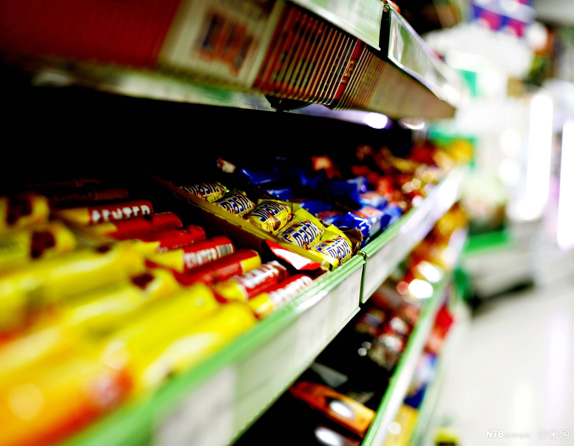 Butikkhylle med ulike typar sjokolade som Center, Smash, Stratos og så vidare. Foto. 
