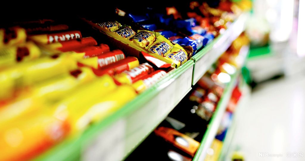 Butikkhylle med ulike typar sjokolade som Center, Smash, Stratos og så vidare. Foto.
